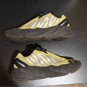 Yeezy boost 700 MNVN ‘Resin’